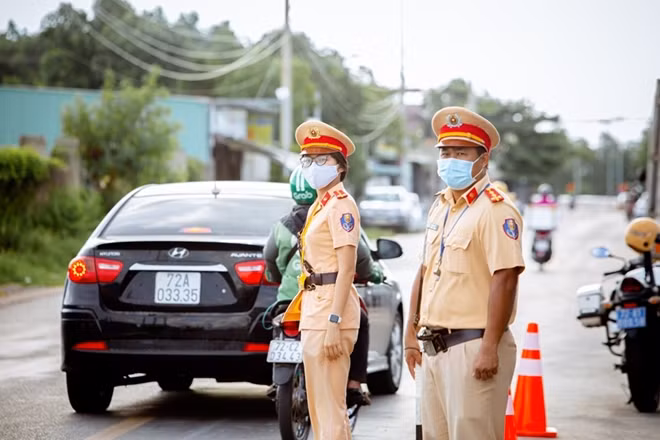 Các CBCS nữ CSGT Công an TP Vũng Tàu sát cánh cùng các đồng đội nam.