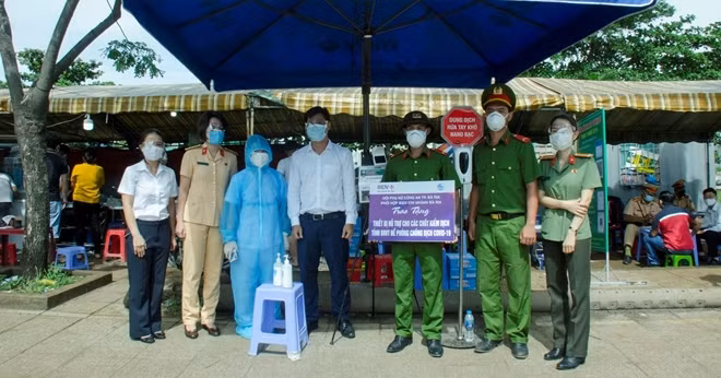 Hội Phụ nữ Công an TP Bà Rịa phối hợp Chi nhánh BIDV TP Bà Rịa đến thăm hỏi, động viên lực lượng đang làm nhiệm vụ tại các chốt kiểm soát phòng, chống dịch trên các tuyến Quốc lộ 51.