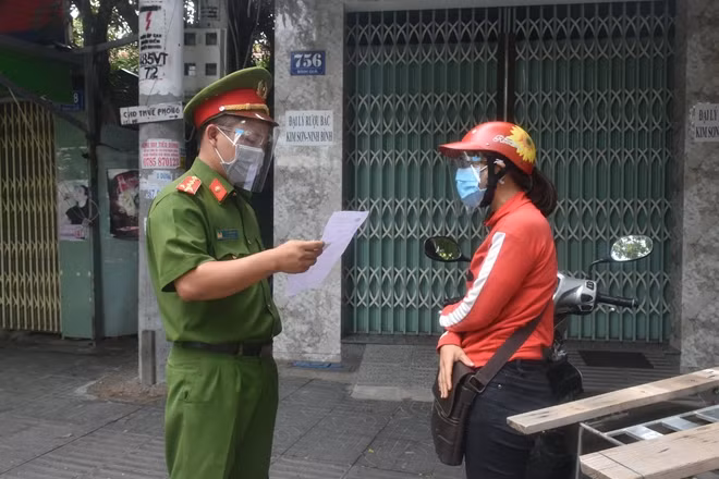 Công an phường 10, TP Vũng Tàu kiểm tra giấy tờ người ra đường trong thời gian thực hiện Chỉ thị 16.