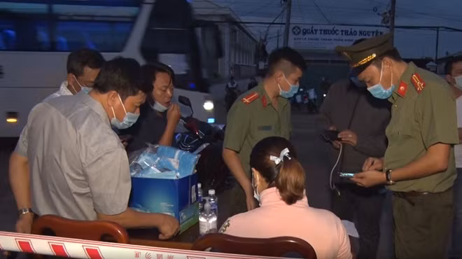 Chính quyền địa phương đã khẩn cấp phong tỏa tổ 9, thôn Tân Bình, xã Sơn Bình vào rạng sáng 2/7.