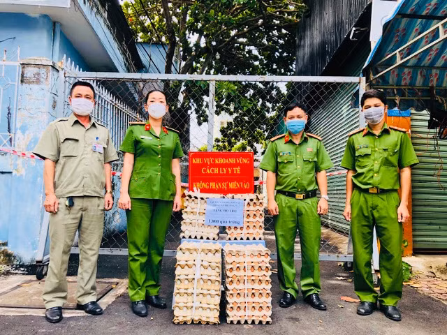 Công an phường 7 mang trứng đến tặng người dân trong khu vực cách ly.