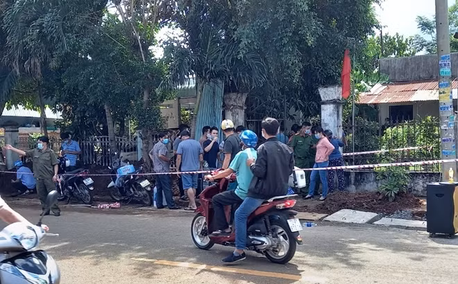 Lực lượng chức năng phong tỏa hiện trường để điều tra nguyên nhân vụ án.