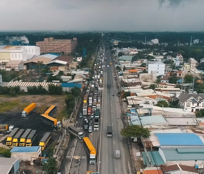 Lượng phương tiện rất lớn đi qua chốt kiểm soát liên ngành về khai báo y tế trên Quốc lộ 51.