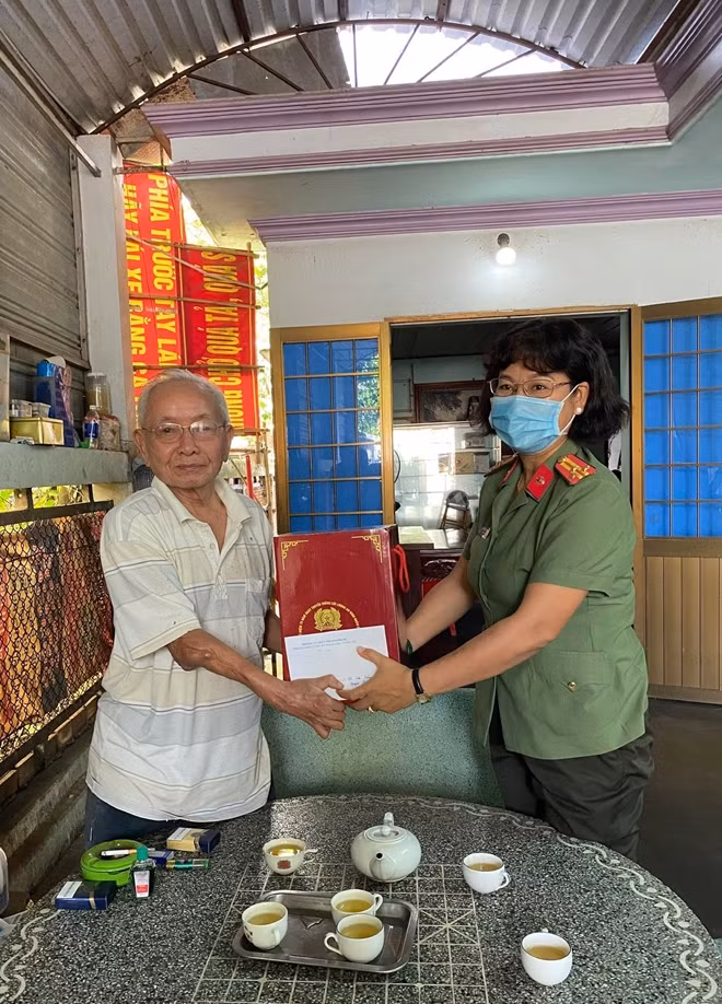 Thượng tá Trần Thị Kim Phụng, Phó Giám đốc Công an tỉnh BR-VT, đến thăm, tặng quà cho đồng chí Trần Dũng, nguyên Phó Giám đốc Công an tỉnh.