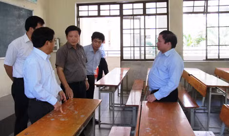 Thứ trưởng Bùi Văn Ga cùng đoàn công tác kiểm tra điểm thi tại trường THPT Phan Châu Trinh, Đà Nẵng.