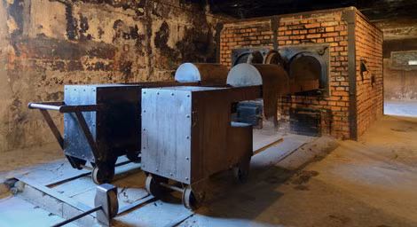 Bên trong lò thiêu Auschwitz I.