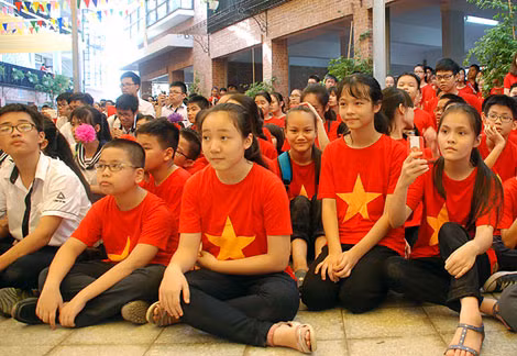 Không cần ghế, học sinh ngồi bệt xuống sàn xem biểu diễn.