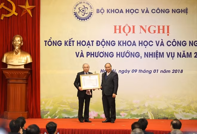 Thủ tướng trao Huân chương Độc lập hạng Nhất cho đồng chí Hoàng Văn Phong - nguyên Bộ trưởng Bộ KH&CN