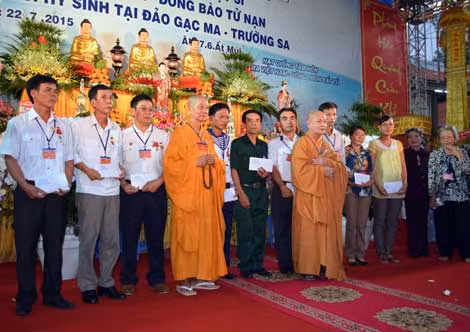 Ban tổ chức trao quà cho các cựu binh Gạc Ma và gia đình các liệt sĩ.