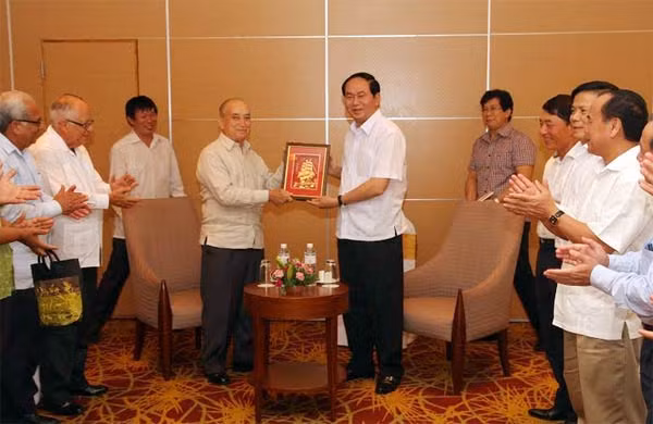 Bộ trưởng Trần Đại Quang tặng quà lưu niệm Thứ trưởng thứ Nhất Bộ Nội vụ Cuba Carlos Fernandez Gondin tại buổi tiếp. Ảnh Việt Hưng.