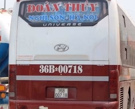 Chiếc xe chở 111/42 người bị CSGT Thanh Hóa phát hiện.