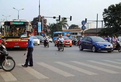Lực lượng Giao thông công chính phối hợp phân luồng giao thông tại Thủ đô Hà Nội.