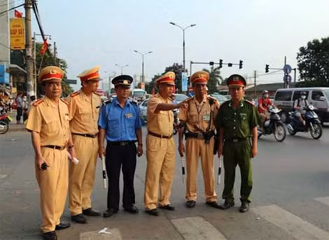 Lực lượng CSGT, Giao thông Công chính, Trạm Công an bến xe phía Nam, Hà Nội bàn phương án phân luồng, tránh ùn tắc giao thông tại bến xe phía Nam chiều 3/5.