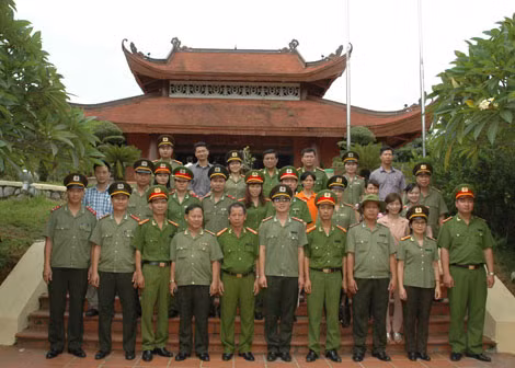 Đoàn đại biểu Công đoàn Tổng cục Chính trị CAND thăm Nhà tưởng niệm Chủ tịch Hồ Chí Minh tại Khu di tích ATK Định Hóa.