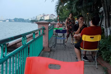 Lấn chiếm đường đi bộ của người dân. Lấn chiếm đường đi bộ của người dân.
