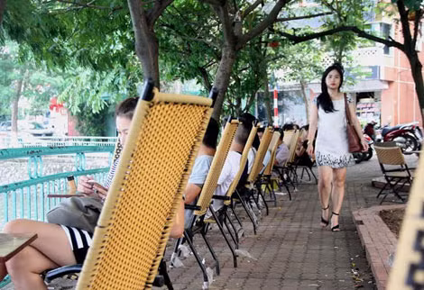 Đường ven hồ là dành cho người đi bộ nhưng đều bị các hàng quán hoạt động kinh doanh lấn chiếm. Đường ven hồ là dành cho người đi bộ nhưng đều bị các hàng quán hoạt động kinh doanh lấn chiếm.