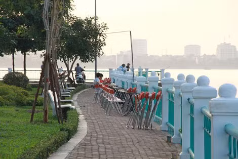 Khu vực bày bàn ghế để kinh doanh đã chiếm luôn khu vực ghế đá của người dân. Người dân không được ngồi những ghế đá tại khu vực này. Khu vực bày bàn ghế để kinh doanh đã chiếm luôn khu vực ghế đá của người dân. Người dân không được ngồi những ghế đá tại khu vực này.