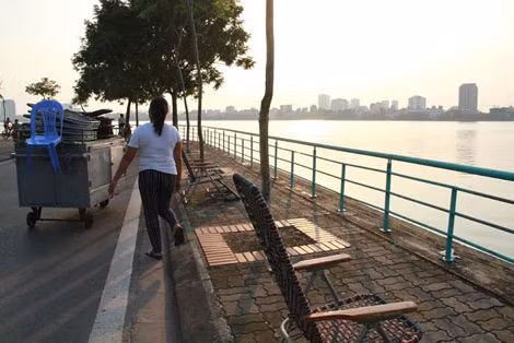 Tranh thủ khi lực lượng chức năng không đi tuần tra, nhiều hộ dân dùng những chiếc xe kéo để chở bán ghế bày bán . Tranh thủ khi lực lượng chức năng không đi tuần tra, nhiều hộ dân dùng những chiếc xe kéo để chở bán ghế bày bán .