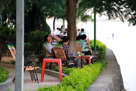 Bàn ghế được xếp thành hàng dài dọc theo đường ven Hồ tây. Bàn ghế được xếp thành hàng dài dọc theo đường ven Hồ tây.