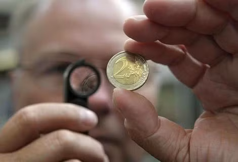 Tiền xu mệnh giá 2 euro đang bị làm giả "y như thật".
