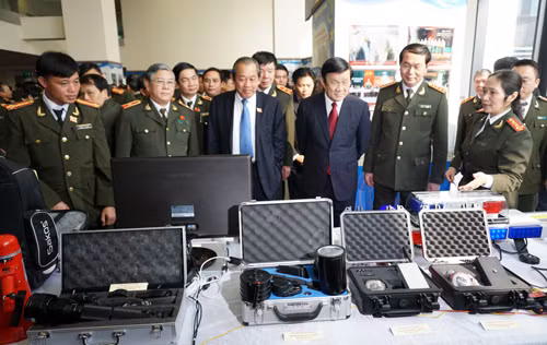 Chủ tịch nước Trương Tấn Sang, Bộ trưởng Trần Đại Quang và các đại biểu xem triển lãm tại Hội nghị Công an toàn quốc lần thứ 70. Chủ tịch nước Trương Tấn Sang, Bộ trưởng Trần Đại Quang và các đại biểu xem triển lãm tại Hội nghị Công an toàn quốc lần thứ 70.