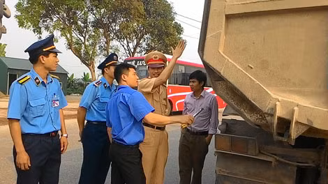 Lực lượng chức năng tổ chức cắt thùng xe cơi nới.