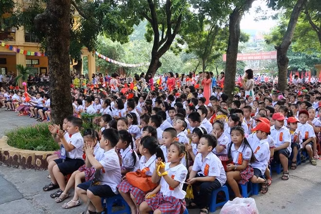 Học sinh Trường tiểu học Hoàng Hoa Thám trước giờ khai giảng.