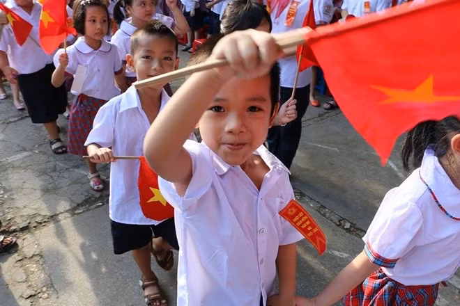 Ngày đầu tiền tới trường dự khai giảng của học sinh lớp 1.