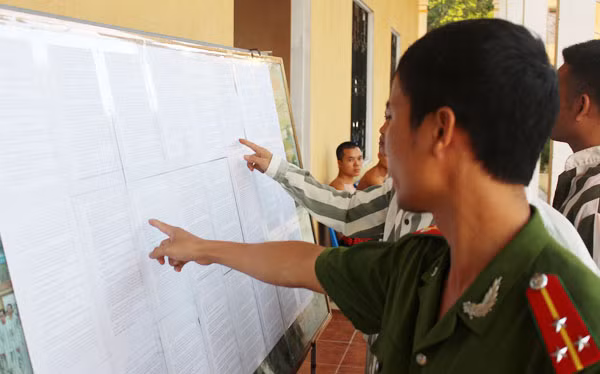 Cán bộ Trại giam Thanh Lâm hướng dẫn phạm nhân tìm hiểu tiêu chí đặc xá năm 2015.