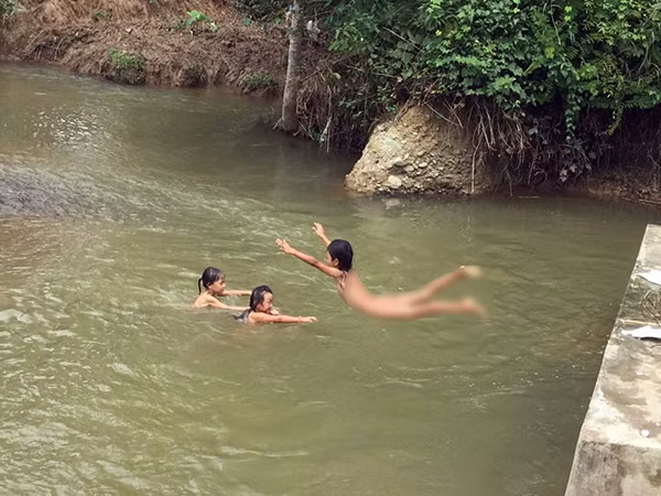 Trẻ em vùng nông thôn mùa hè phải đối mặt với nguy cơ đuối nước rất cao.