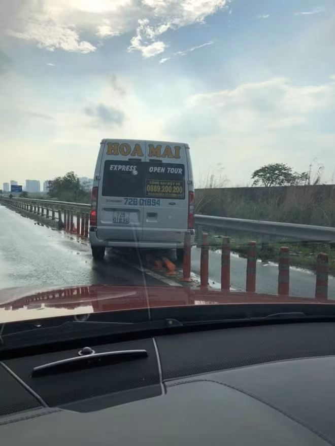 Hình ảnh xe khách Hoa Mai bất chấp tông dải phân cách để lưu thông vào làn xe 2 bánh.