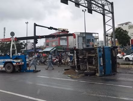 Hiện trường vụ lật xe ben