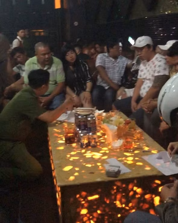 Nhiêu túi nilon chứa chất bột màu trắng được phát hiện trên bàn Vip Nhiêu túi nilon chứa chất bột màu trắng được phát hiện trên bàn Vip