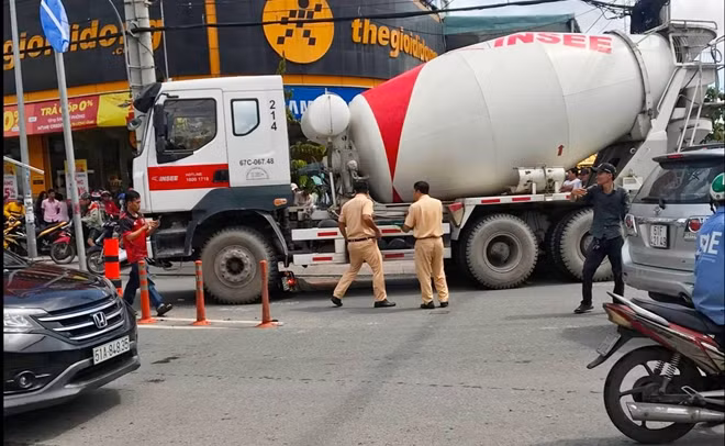 Hiện trường vụ TNGT khiến người phụ nữ tử vong dưới gầm xe