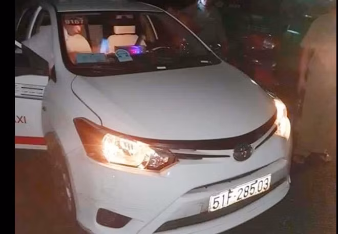 Chiếc xe của tài xế Đại tại hiện trường vụ cướp