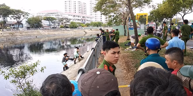 Nạn nhân được đưa lên bờ