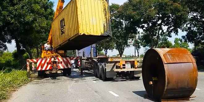 Cuộn sắt rơi khiến 1 xe đầu kéo lao vào lề đường đánh rơi 2 container