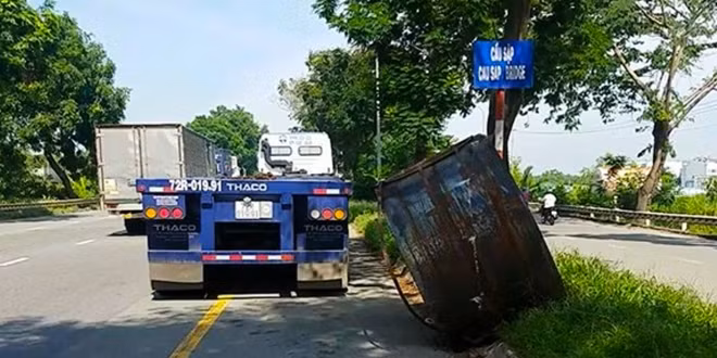 Một cuộn sắt khác lăn vào dải phân cách