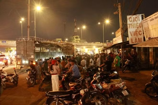 Người hiếu kỳ vây quanh hiện trường