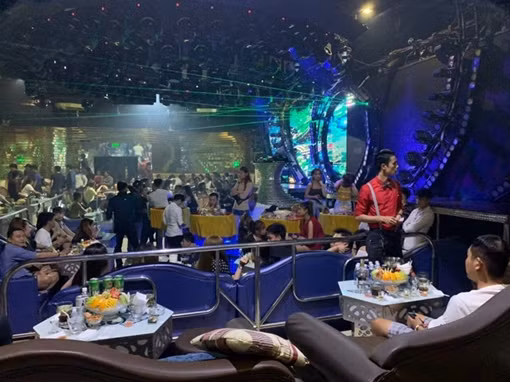 Bắt quả tang hàng chục "dân chơi" dương tính với ma tuý tại quán bar Fame ảnh 3