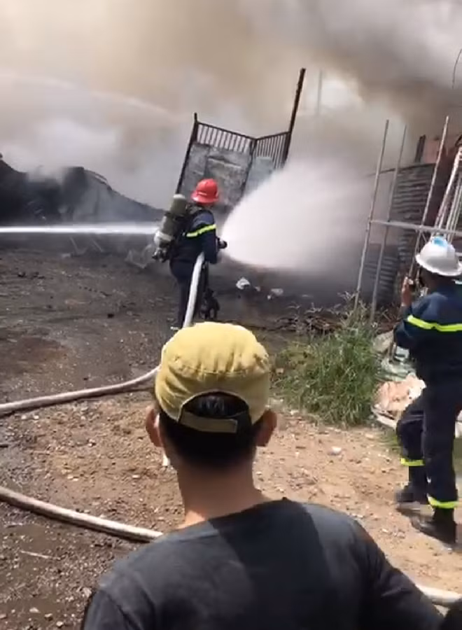 Đám cháy bùng phát dữ dội tại điểm tập kết nhớt thải