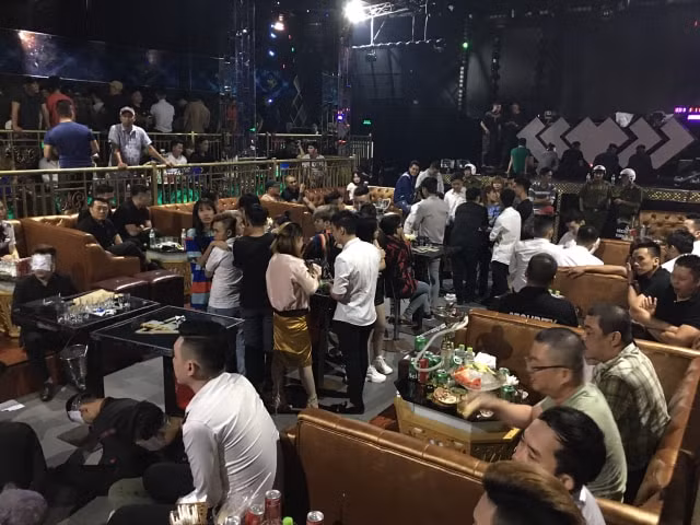 Bên trong bar Plahouse thời điểm kiểm tra