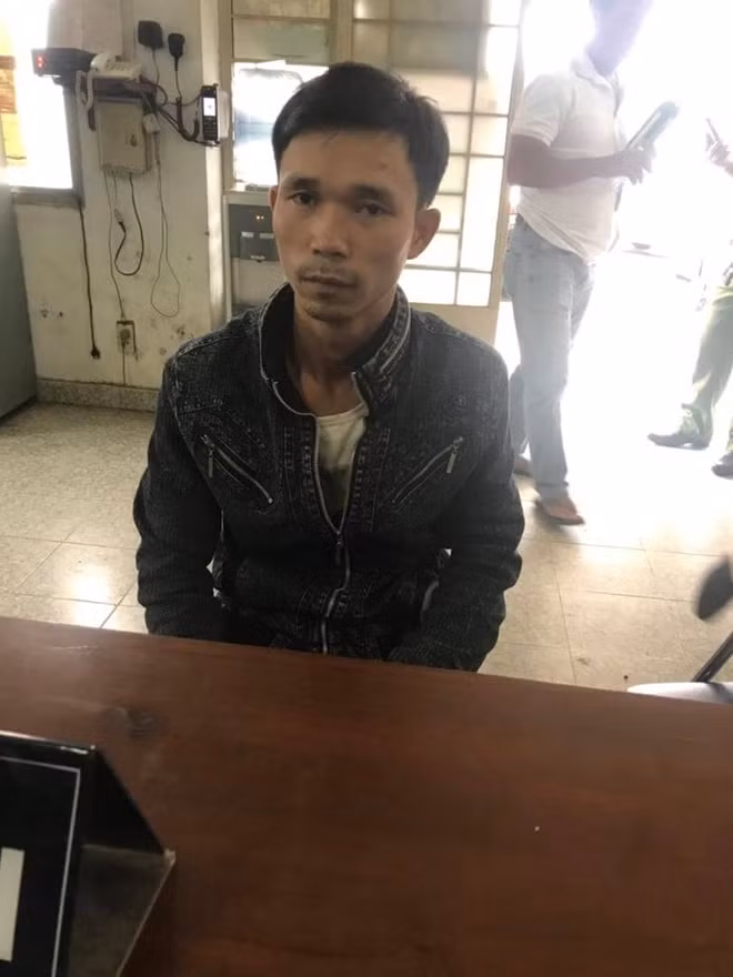 Khang tại trụ sở Công an phường