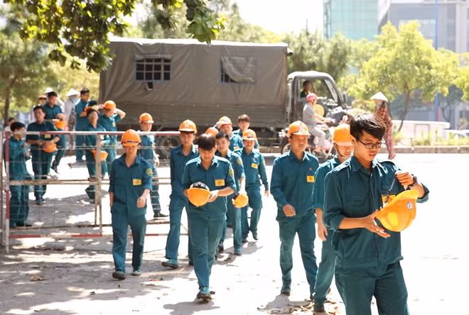 Hơn 200 người thuộc các lực lượng được huy động đến hỗ trợ người dân di dời tài sản