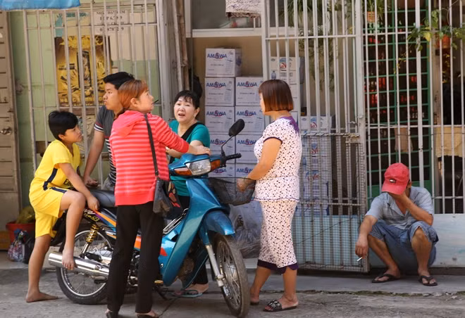 Nhiều người sống tại các căn hộ này chuẩn bị thuê mướn đội ngũ dọn nhà để di dời tài sản đi