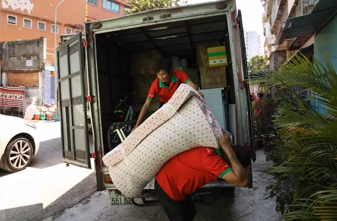 Trong đêm người dân đã thu gom tài sản của mình để buổi sáng di dời đi cho sớm.