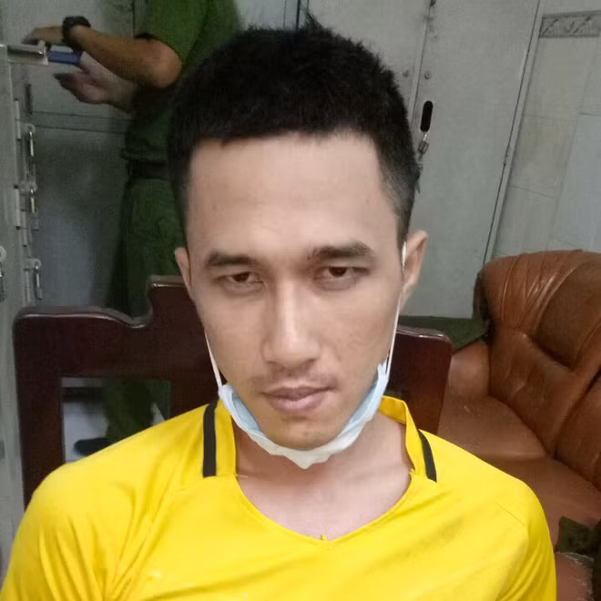 Gương mặt lạnh lùng, không biểu lộ cảm xúc của Trương Tín. Gương mặt lạnh lùng, không biểu lộ cảm xúc của Trương Tín.