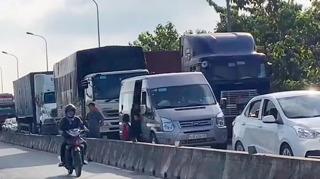 Đường lên cầu Phú Mỹ bị kẹt cứng