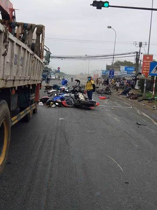 Hiện trường nhìn từ phía sau đuôi xe đầu kéo