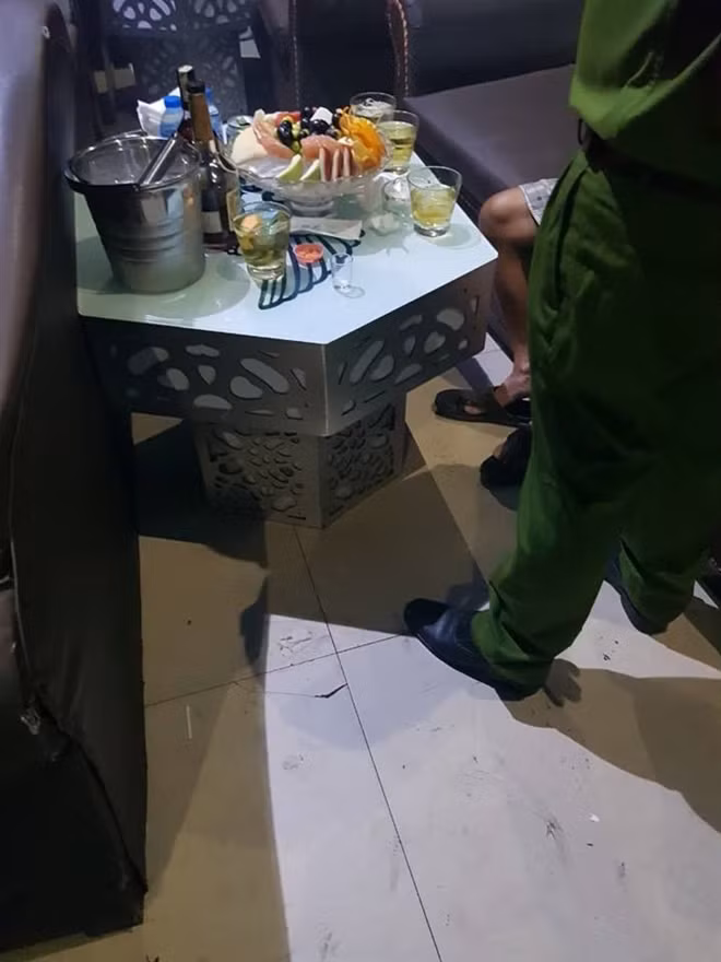 Dưới gầm bàn